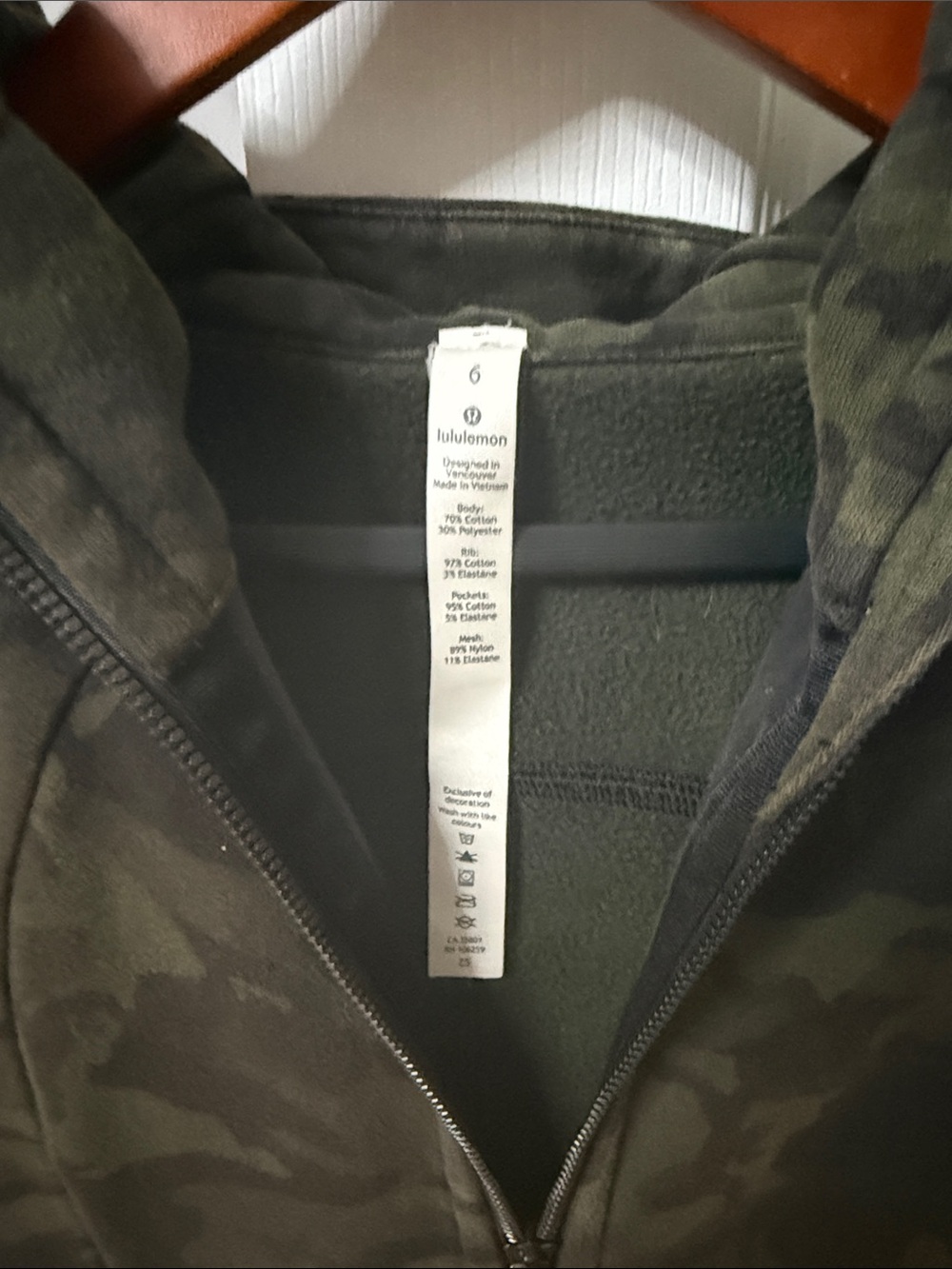 lululemon athletica Women's Olive Green Camo Full-Zip Bomber Jacket - Picture 3 of 3